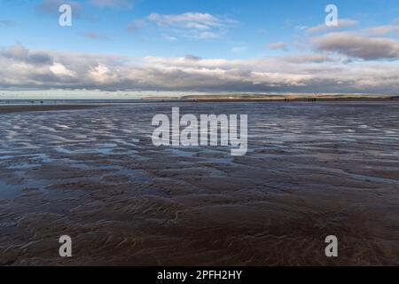 Winter, Strandblick über Northam Beach & Taw Torridge Estuary nach Saunton Sands und Baggy Point bei Low Tide. Stockfoto