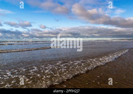 Winter, Blick auf den Strand entlang der Wellen am Northam Beach bis zur Mündung von Taw Torridge und zum Baggy Point bei Low Tide. Stockfoto