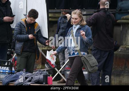 Hintergrunddarsteller während der Dreharbeiten für die nächste Staffel der Krone in St. Andrews, Schottland. Foto: Freitag, 17. März 2023. Stockfoto