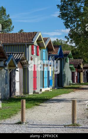 Biganos, an der Arcachon Bay in Frankreich. Die bunten hölzernen Fischerhäuser des malerischen Fischereihafens Stockfoto