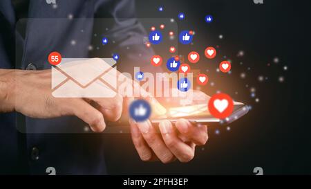 Social-Media- und Technologiekonzept, Social-Media-Aktivitäten auf Mobiltelefonen, männliches Gerät mit linker Hand und soziale Medien. digitales Internet-Marketing Stockfoto