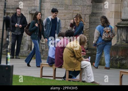 Schauspielerin Meg Bellamy, die Kate Middleton spielt und Dreharbeiten für die nächste Staffel der Krone in St. Andrews, Schottland, durchführt. Foto: Freitag, 17. März 2023. Stockfoto