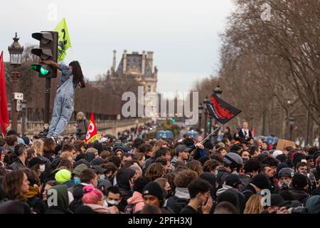 Paris, Frankreich 16. März 2023. Demonstranten, die sich während der Demonstration am Place de la Concorde versammelten. Tausende von Menschen schlossen sich dem Protest am Place de la Concorde in Paris an, nachdem angekündigt wurde, dass die Regierung Macron über Premierminister Elisaberth Borne Artikel 49,3 der französischen Verfassung auslösen würde, der es der Regierung erlaubt, die Annahme eines Gesetzesentwurfs zu erzwingen, ohne die Nationalversammlung zu passieren. Kredit: SOPA Images Limited/Alamy Live News Stockfoto