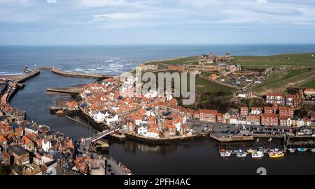 WHITBY, GROSSBRITANNIEN - 12. MÄRZ 2023. Eine Luftlandschaft des Hafens und der Küstenstadt Whitby in North Yorkshire mit Whitby Abbey Stockfoto