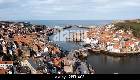 WHITBY, GROSSBRITANNIEN - 12. MÄRZ 2023. Eine Luftlandschaft des Hafens und der Küstenstadt Whitby in North Yorkshire Stockfoto