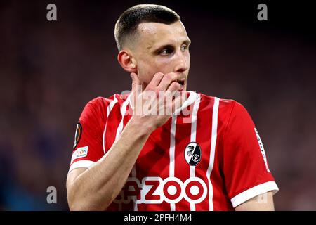 Lucas Holer von SC Freiburg schaut auf die UEFA Europa League-Runde von 16 Zweitschweinen zwischen SC Freiburg und dem FC Juventus im Stade Europa-Park am 16 2023. März in Freiburg. Stockfoto