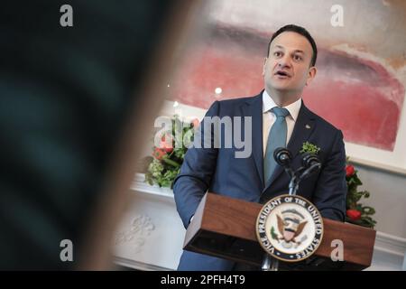 Washington, Usa. 17. März 2023. Der irische Taoiseach Leo Varadkar spricht während eines Frühstücks, das von den USA veranstaltet wird Vizepräsidentin Kamala Harris am US Naval Observatory in Washington, DC, am Freitag, den 17. März 2023. Foto: Oliver Contreras/UPI Credit: UPI/Alamy Live News Stockfoto