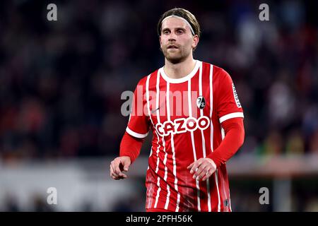 Lucas Holer von SC Freiburg schaut auf die UEFA Europa League-Runde von 16 Zweitschweinen zwischen SC Freiburg und dem FC Juventus im Stade Europa-Park am 16 2023. März in Freiburg. Stockfoto