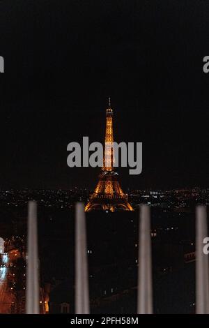 Ein Blick aus der Vogelperspektive auf den Eiffelturm bei Nacht von einem Dach Stockfoto