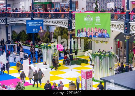 London, Großbritannien. 17. März 2023 Ein allgemeiner Blick auf die Ideal Home Show im Olympia London. Die Messe bietet die neuesten Ideen, Produkte und Lösungen für das Zuhause und findet bis zum 2. April statt. Kredit: Stephen Chung / Alamy Live News Stockfoto