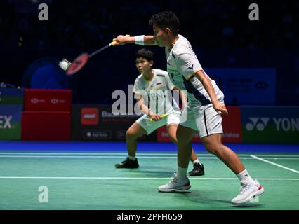 Utilita Arena, Birmingham, Großbritannien. 17. März 2023. 2023 YONEX All England Open Badminton Championships, Quartalsfinale Tag 4; Apriyani RAHAYU und Siti Fadia Silva RAMADHANTI gegen BAEK Ha Na und LEE so Hee Apriyani RAHAYU spielt im Wettbewerb Doppel für Damen einen Sshot Credit: Action Plus Sports/Alamy Live News Stockfoto