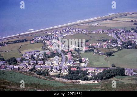 1964, historisch, aus der Vogelperspektive über die Küstenstadt Penmaenmawr, Conwy, Wales, vom hohen Berg aus gesehen, nach dem die Stadt benannt ist. Stockfoto