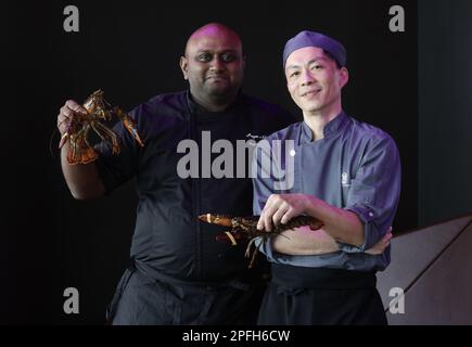 (L bis R) Chefkoch Raja Karunanethi und Chefkoch Jerry Tsui von Ozone Sous beim Pop-up in Ozone im Ritz-Carlton, Hongkong. 02MAR23 SCMP/Jonathan Wong Stockfoto