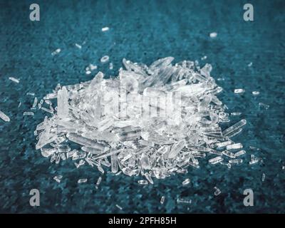 Natürliche Menthol-Kristalle auf blauem Hintergrund. Stockfoto