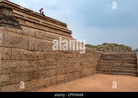 Hampi, Karnataka, Indien - Nov. 2 2022: Mahanavami Dibba im königlichen Gehege in Hampi wurde von den Königen benutzt, um die Feier des Mahanavami fe zu beobachten Stockfoto