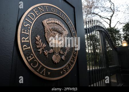 Washington, D.C. 17. März 2023. Der Eingang zur Residenz des Vizepräsidenten am US Naval Observatory in Washington, DC, am 17. März 2023. Kredit: Oliver Contreras/Pool via CNP/dpa/Alamy Live News Stockfoto