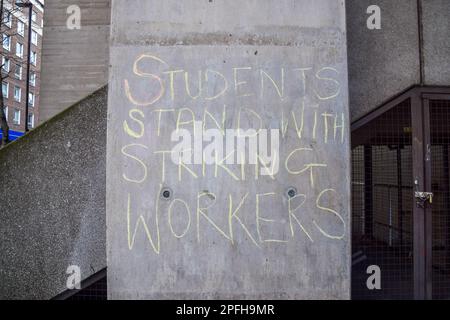 London, Großbritannien. 17. März 2023 „Studenten stehen mit streikenden Arbeitern“ in Kreide außerhalb des University College London geschrieben, da die Streiks der UCU (University and College Union) über die Lohn- und Arbeitsbedingungen hinausgehen. Kredit: Vuk Valcic/Alamy Live News Stockfoto