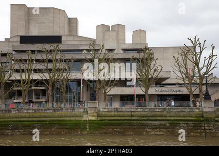 London Southbank National Theatre (Architektur; „Brutalist“) im Herbst/Winter/Frühling vom Tourboot auf der Themse aus gesehen. UK. (133). Stockfoto