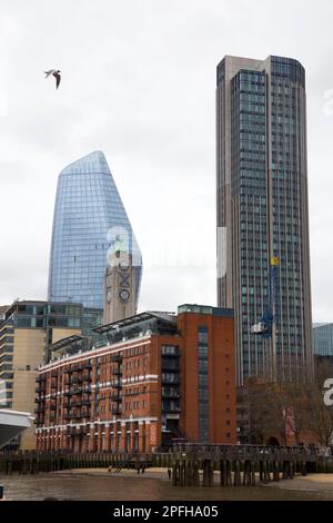 OXO Tower (Heimstadion des Oxo Tower Restaurant, Bar und Brasserie) zwischen einem Blackfriars (links) und dem South Bank Tower (rechts) von einem Flussboot auf der Themse in London aus gesehen. (133) Stockfoto