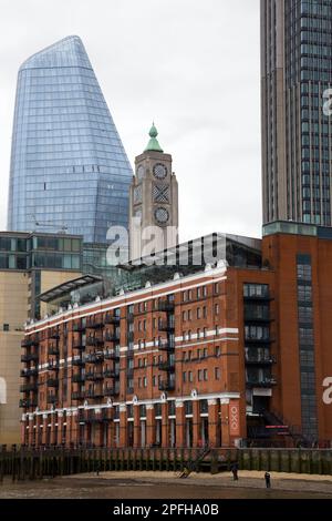 OXO Tower (Heimstadion des Oxo Tower Restaurant, Bar und Brasserie) zwischen einem Blackfriars (links) und dem South Bank Tower (rechts) von einem Flussboot auf der Themse in London aus gesehen. (133) Stockfoto