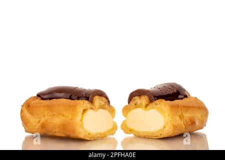 Ein süßer Schokoladen-eclair, halbiert, Nahaufnahme, isoliert auf weißem Hintergrund. Stockfoto