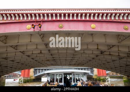 Blackfriars Road Bridge, von einem Boot aus gesehen, das die Themse zwischen der City of London und Southwark im Zentrum Londons überquert. UK. (133) Stockfoto