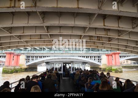 Blackfriars Road Bridge, von einem Boot aus gesehen, das die Themse zwischen der City of London und Southwark im Zentrum Londons überquert. UK. (133) Stockfoto