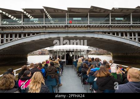 Blackfriars Rail Bridge (von einem Boot aus gesehen, das darunter vorbeifährt), die die Themse zwischen der City of London und Southwark im Zentrum von London überquert. UK. (133) Stockfoto
