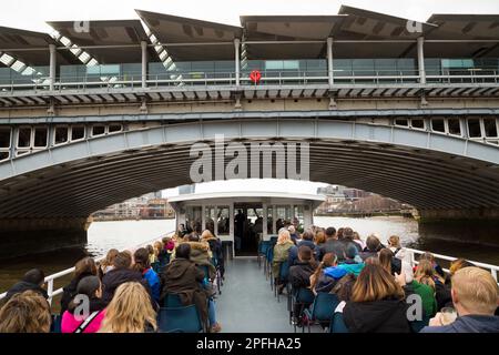 Blackfriars Rail Bridge (von einem Boot aus gesehen, das darunter vorbeifährt), die die Themse zwischen der City of London und Southwark im Zentrum von London überquert. UK. (133) Stockfoto