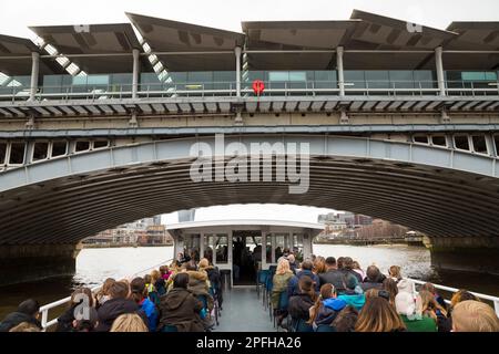 Blackfriars Rail Bridge (von einem Boot aus gesehen, das darunter vorbeifährt), die die Themse zwischen der City of London und Southwark im Zentrum von London überquert. UK. (133) Stockfoto