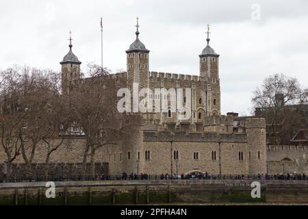 Der Tower von London. Versteinerter Eingang zum Verräter/Verräter-Tor (Teil von St. Thomas's Tower) unten rechts vom Foto. Der Weiße Turm, der alte Bergfried, ist das Hauptgebäude. UK. (133) Stockfoto