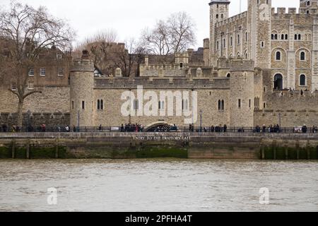 Jetzt versteinert, Eingang zum Verräter/Verräter-Tor (Teil von St. Thomas's Tower). Der Weiße Turm, der alte Bergfried, rechts, ist der zentrale Turm des Tower of London. UK (133) Stockfoto