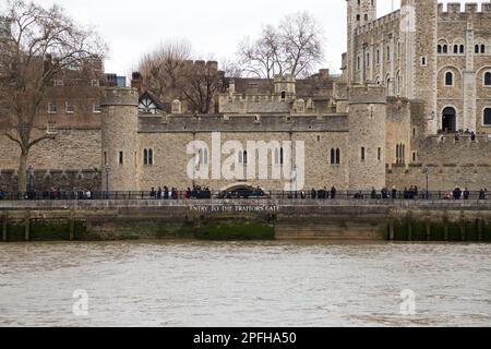 Jetzt versteinert, Eingang zum Verräter/Verräter-Tor (Teil von St. Thomas's Tower). Der Weiße Turm, der alte Bergfried, rechts, ist der zentrale Turm des Tower of London. UK (133) Stockfoto