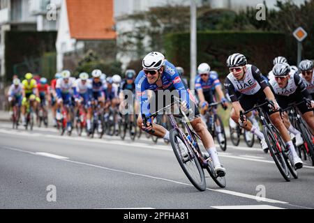 Das Reiterpaket, das während des eintägigen Radrennens „Bredene Koksijde Classic“, 191,6 km von Bredene nach Koksijde, am Freitag, den 17. März 2023, in Aktion gezeigt wurde. BELGA FOTO KURT DESPLENTER Stockfoto