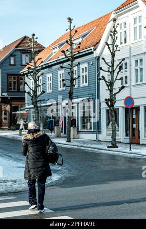 Stavanger, Norwegen, 10 2023. März, Eine Frau Auf Der Crossing Road Old Town Stavanger Stockfoto