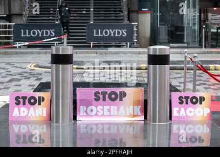 London, Großbritannien. 17. März 2023. Aushänge vor dem Lloyd's-Gebäude, während Klimaktivisten „Mütter erheben sich“ vor dem Muttertag eine musikalische Protestveranstaltung veranstalten Stockfoto