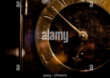 Alte Uhr mit antiken asiatischen und römischen Inschriften aus der Nähe Stockfoto