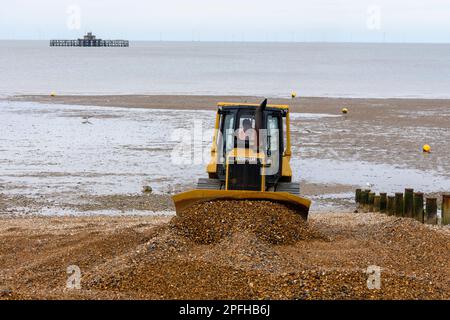 Am Strand in Herne Bay wird im März 2023 ein Recycling-Programm durchgeführt. Stockfoto