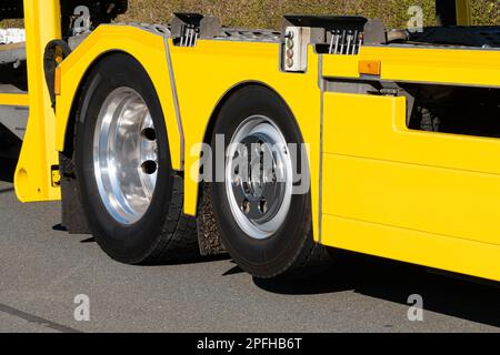 Ansicht der Räder und Reifen des Lkws auf gelbem Lkw-Fahrgestell. LKW-Felge. Stockfoto