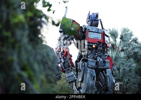 Singapur, Singapur. 17. März 2023. Transformers lebensgroße Statue des Autobot-Führers Optimus Prime in Gardens by the Bay in Singapur. Die Statuen sind Teil einer Weltreise zu den Statuen in der Vorreiterrolle des Films Transformers: Rise of the Beast am 8. Juni 2023. Kredit: SOPA Images Limited/Alamy Live News Stockfoto