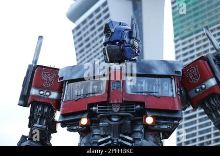 Singapur, Singapur. 17. März 2023. Transformers lebensgroße Statue des Autobot-Führers Optimus Prime in Gardens by the Bay in Singapur. Die Statuen sind Teil einer Weltreise zu den Statuen in der Vorreiterrolle des Films Transformers: Rise of the Beast am 8. Juni 2023. Kredit: SOPA Images Limited/Alamy Live News Stockfoto