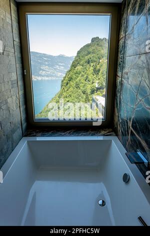 Badewanne mit Berg- und Seeblick in Burgenstock, Nidwalden, Schweiz. Stockfoto