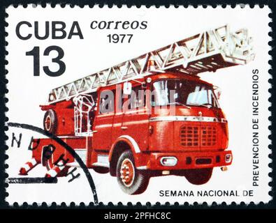 KUBA - CIRCA 1977: Ein in Kuba gedruckter Stempel zeigt Drehteller-Leiter-Truck, Feuerschutz-Woche, circa 1977 Stockfoto