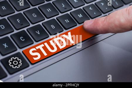 Textbeschriftung zur Präsentation der Studie. Unternehmen zeigen, wie viel Zeit und Aufmerksamkeit darauf verwendet werden, Wissen über einen Akademiker zu erlangen Stockfoto