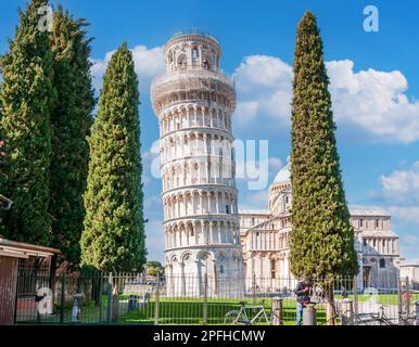 Panoramablick auf die Kathedrale unserer Lieben Frau der Himmelfahrt und das schräge campanile, berühmt auf der ganzen Welt in Pisa, Toskana, Italien Stockfoto