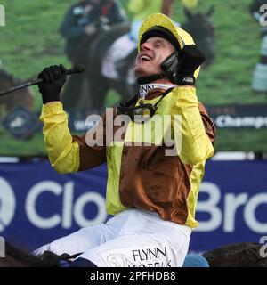 Jockey Paul Townend feiert Galopin des Champs J: Paul Townend T: Willie Mullins gewinnt den Cheltenham Gold Cup am 4. Tag des Cheltenham Festivals in Prestbury Park, Cheltenham, Großbritannien, am 14. März 2023. Foto: Ken Sparks. Nur redaktionelle Verwendung, Lizenz für kommerzielle Verwendung erforderlich. Keine Verwendung bei Wetten, Spielen oder Veröffentlichungen von Clubs/Ligen/Spielern. Kredit: UK Sports Pics Ltd/Alamy Live News Stockfoto