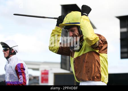 Jockey Paul Townend feiert Galopin des Champs J: Paul Townend T: Willie Mullins gewinnt den Cheltenham Gold Cup am 4. Tag des Cheltenham Festivals in Prestbury Park, Cheltenham, Großbritannien, am 14. März 2023. Foto: Ken Sparks. Nur redaktionelle Verwendung, Lizenz für kommerzielle Verwendung erforderlich. Keine Verwendung bei Wetten, Spielen oder Veröffentlichungen von Clubs/Ligen/Spielern. Kredit: UK Sports Pics Ltd/Alamy Live News Stockfoto