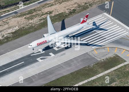 Kommerzielles Flugzeug, das am LAX Los Angeles International Airport landet, aus Sicht eines Hubschraubers Stockfoto