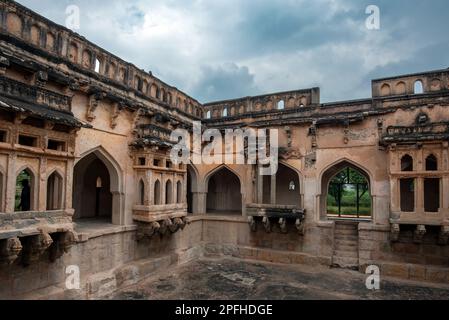 Queens Bath am Eingang des königlichen Gehäuses in Hampi. Hampi, die Hauptstadt des antiken Vijayanagara-Reiches, gehört zum UNESCO-Weltkulturerbe. Stockfoto