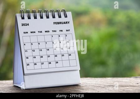 Kalender für den 2024. Februar mit unscharfem Naturhintergrund. Konzept zum Kopieren von Bereichen und Kalendern. Stockfoto